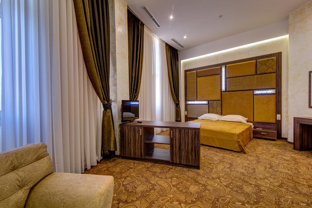 דנייפרופטרובסק Khan-Chinar Hotel מראה חיצוני תמונה
